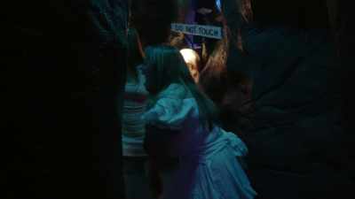 [buzzer]
[girls scream and laugh] - ¡Casa Bonita Mi Amor!