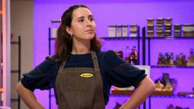 -(buzzer stops)
-CHEFFY (on speaker): Hiya, chefs. - Secret Chef