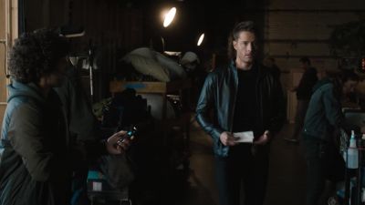 (buzzing) - This Is Us