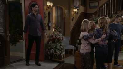 - Bye, girls.
- Bye, Becky. Love you. - Fuller House