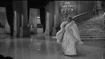 Call my carriage, please.
- Yes, Mademoiselle. - Letter from an Unknown Woman