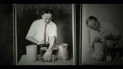 - [camera shutter clicks]
- Houdini was one of those people. - Surviving Death