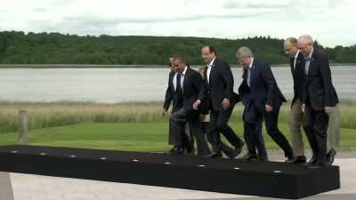 CAMERA SHUTTERS CLICK - Putin vs the West