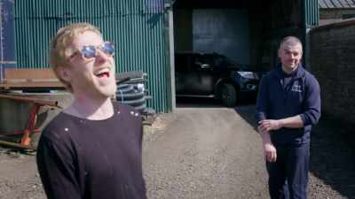 -[CAMERAMAN] Yeah that's it! Uh
oh.
-It doesn't stay. - Biffy Clyro: Cultural Sons of Scotland