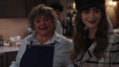 Camille. We don't bring flowers
in the kitchen. - Emily in Paris