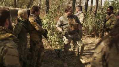 - Camo suits you.
- It's good. Feels good too. - Professionals