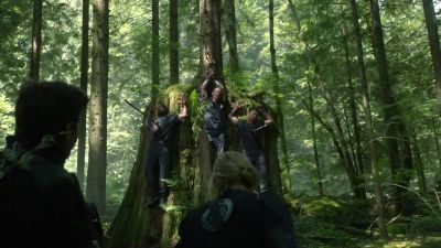 Campbell's alive.
Cut him down. - The 100