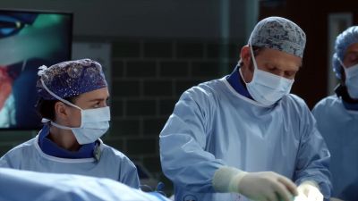 Can we clear the gallery,
please? - Grey's Anatomy
