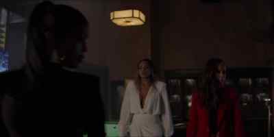 Can you face the other way? - Batwoman