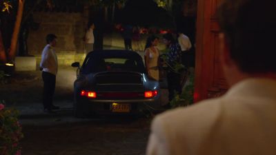- Can you get in the car, please?
- Why do you want to leave so early? - Narcos