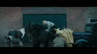 - Can you give me a stirrup? All right.
- All right. - Rebecca