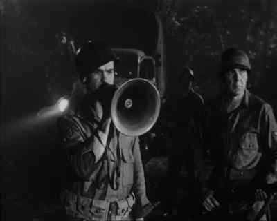 Can you hear me, spaceship ? - Invasion of the Saucer-Men