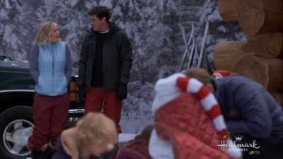 Can you help me out with,
uh, with that one there? - Christmas at Holly Lodge
