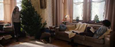 - Can you hold it straight?
- I'm dealing with something - Black Christmas