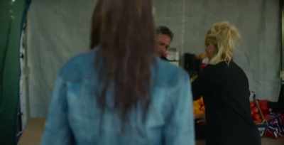 - Can I borrow some plastic?
- No, look at all this. - Carmen & Lola