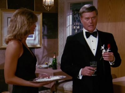 - Can I bring you something?
- No, thank you, Cassie. - Dallas