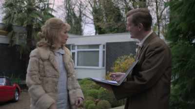 - Can I have an autograph?
- OK. - Funny Woman
