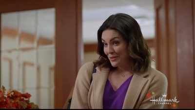 - Can I help you with something?
- Hopefully you can. - Falling for You