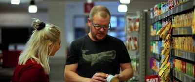 -Can I help you?
-Check the damage on the tins. - Fried Barry