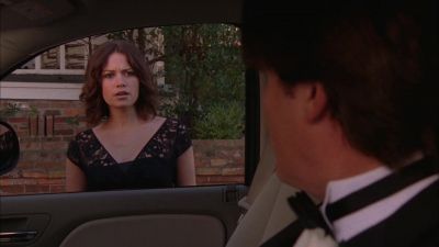 - Can I help you?
- Hello, Haley. - One Tree Hill