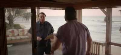 - Can I help you, mate?
- I'm looking for Simone... Burbeck. - Frayed