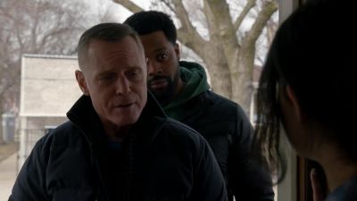 - Can I help you?
- Yeah. Chicago PD. - Chicago P.D.