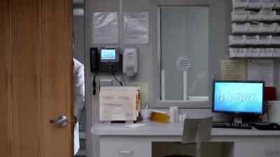 - Can I keep these in here?
- What's the matter with your office? - Nurse Jackie