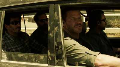 Can you lean in? I want
to show you something. - SEAL Team