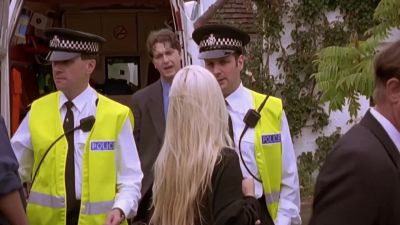 Can you move these people back?
There's nothing to see. - Midsomer Murders
