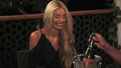 ‐Can we open it up?
‐Let's get this opened up. - Love Island
