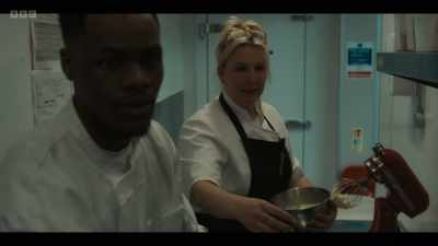 Can you pass me those
piping bags, please, darling? - Boiling Point