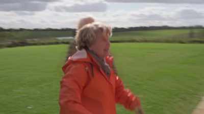 Can you see that? Look here.
--Oh, oh, yes! - Extraordinary Escapes with Sandi Toksvig