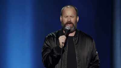 Când a terminat, se uită la mine.
Te retragi... - Tom Segura: Disgraceful