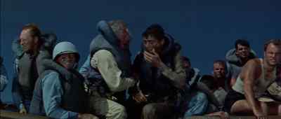 Can't you get in closer?
The captain's behind me. - The Enemy Below