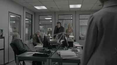 - Can't you trace him?
- I'll find the server, not him. - The Bridge