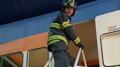 - Cap, lower me three feet.
- Copy that, Buck. - 9-1-1