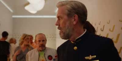 Captain? Captain.
Uh, the ship is beeping. - Avenue 5