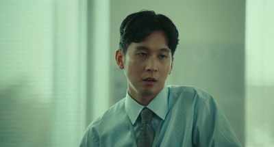 Captain Kim lives with her mother - Kim Ji-young, Born 1982