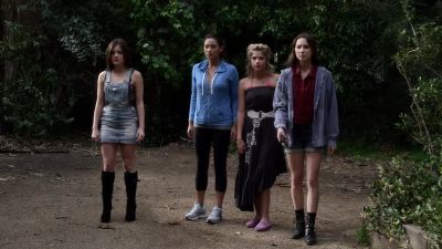 ( car alarm blaring ) - Pretty Little Liars