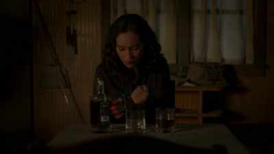 [car approaching] - Pretty Little Liars: The Perfectionists