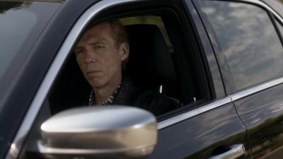 [car engine turns over] - Ray Donovan