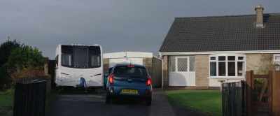 (car engine whirring) - This England