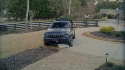 [car horn honks]
- [laughs] - A Jenkins Family Christmas