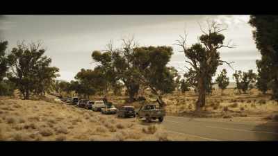 [car horns honking] - The Tourist