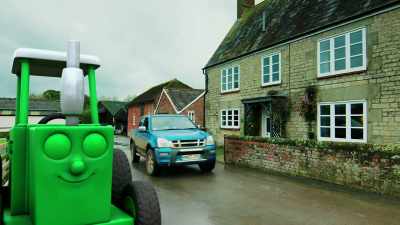 [car rumbling] - Tractor Ted