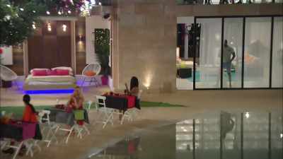 CARA: Wrong way, babe. - Love Island