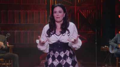 „Care e rațiunea din spatele alegerii? ” - Alex Borstein: Corsets & Clown Suits