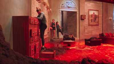 - Careful. Adjust your weight.
- This is slimy. - Floor Is Lava