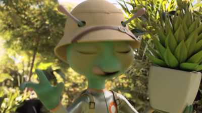 [careful murmuring] - Alien TV
