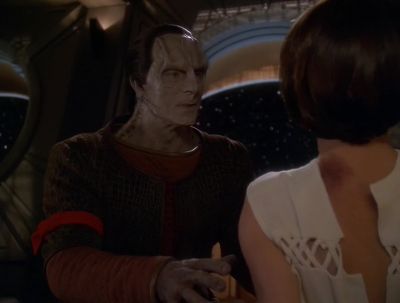 Careful. No sudden moves. - Star Trek: Deep Space Nine